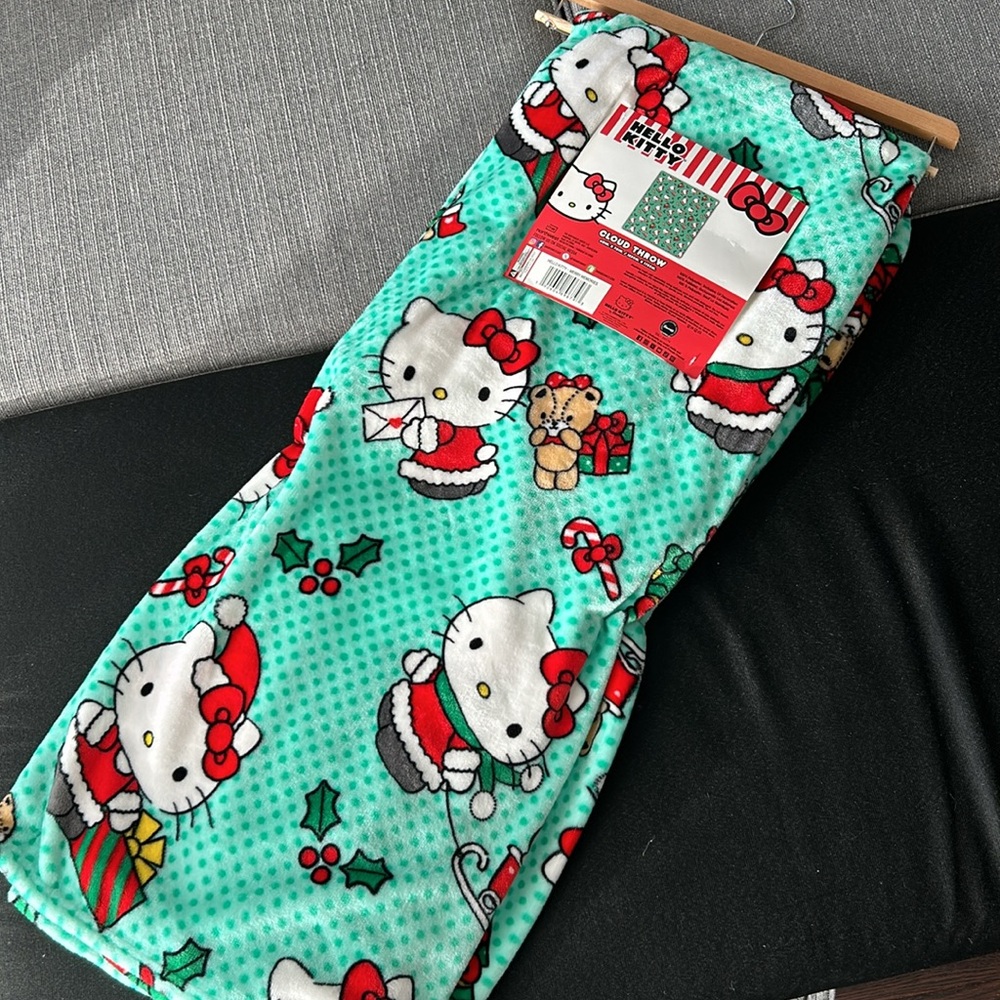 🎄Hello Kitty Throw Blanket - New Santa Holiday Edition - NWT 🌟USA exclusive🌟